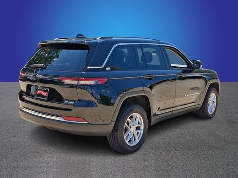 Used 2023 Jeep Grand Cherokee Laredo w/ Luxury Tech Group I AWD/4WD image 4