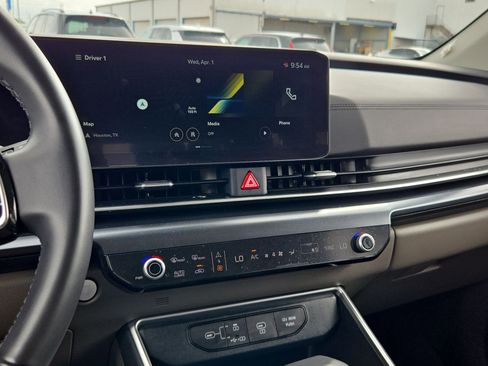 Used 2025 Kia Carnival image 23