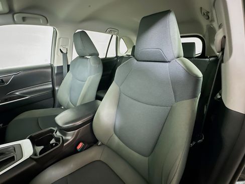 Used 2021 Toyota RAV4 LE image 19