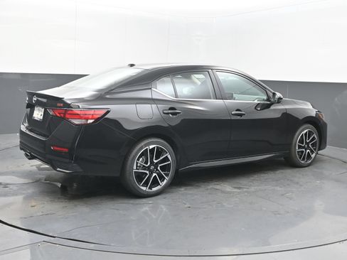 Certified 2025 Nissan Sentra SR FWD image 7