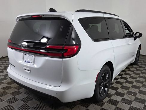 New 2025 Chrysler Pacifica Select w/ Fav Edition Package FWD image 7