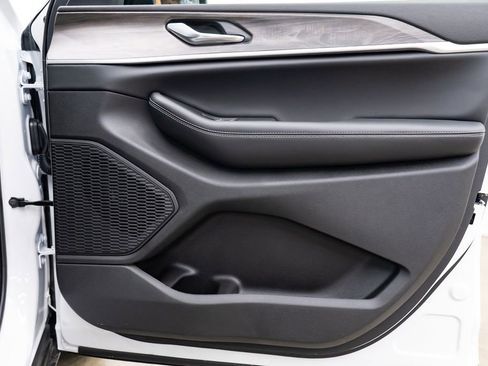 New 2026 Jeep Grand Cherokee Altitude image 32