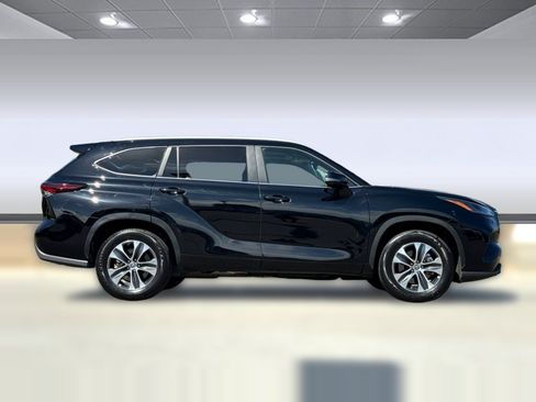 Used 2024 Toyota Highlander XLE FWD image 7