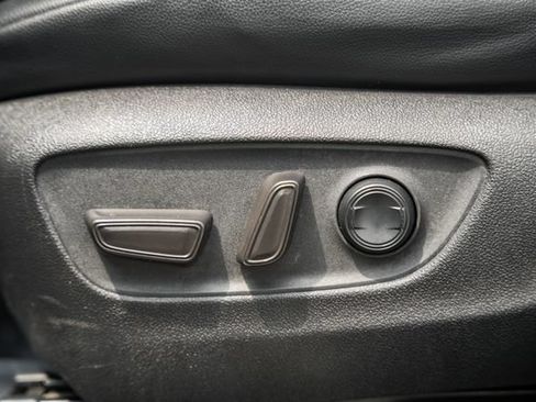 Used 2020 Toyota Highlander XLE AWD/4WD image 34