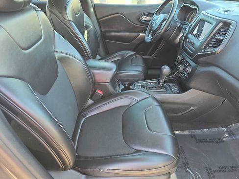 Used 2019 Jeep Cherokee Latitude Plus w/ Comfort/Convenience Group image 18