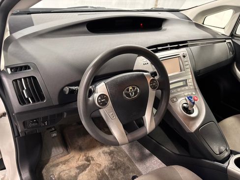Used 2014 Toyota Prius Two image 9