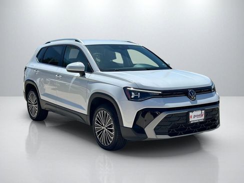 Used 2025 Volkswagen Taos SE FWD image 3