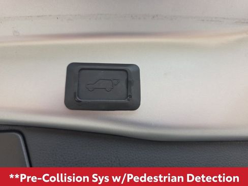 Used 2021 Toyota RAV4 XLE Premium image 17