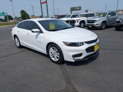 Used 2017 Chevrolet Malibu LT w/ Leather Package FWD image 2