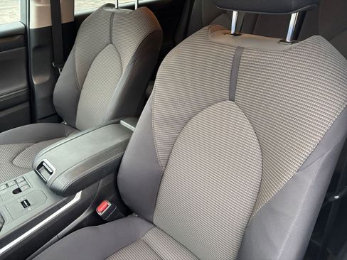 Used 2025 Toyota Highlander LE image 34