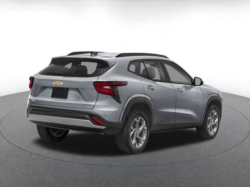 Used 2025 Chevrolet Trax LT w/ LT Convenience Package FWD image 2