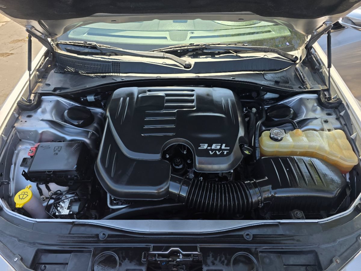 Used 2018 Chrysler 300 Limited RWD image 11
