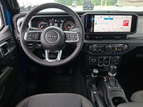 Used 2025 Jeep Wrangler Unlimited Sahara AWD/4WD image 11