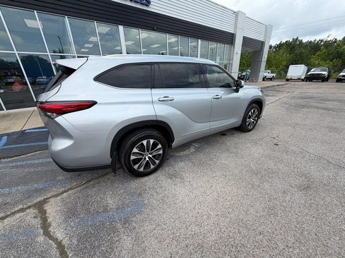 Used 2021 Toyota Highlander XLE AWD/4WD image 4