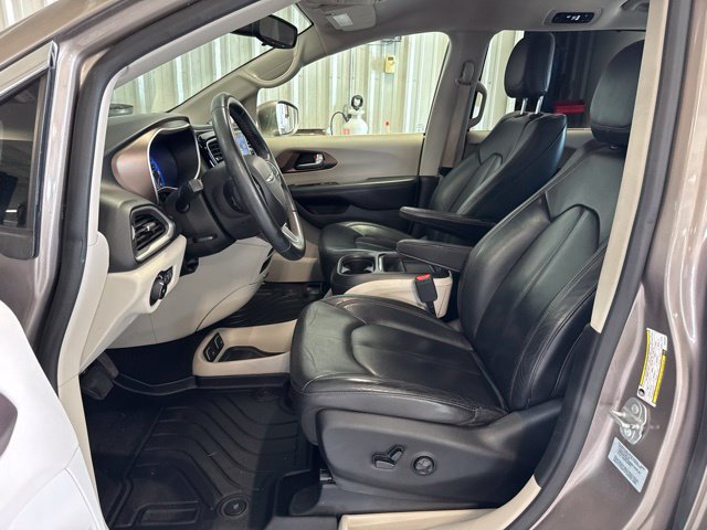 Used 2017 Chrysler Pacifica Touring-L FWD image 35