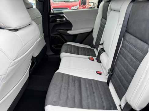 New 2025 Mitsubishi Outlander SE image 13