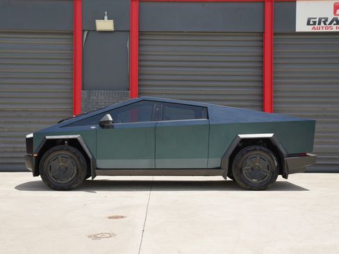 Used 2024 Tesla Cybertruck AWD Crew Cab image 11
