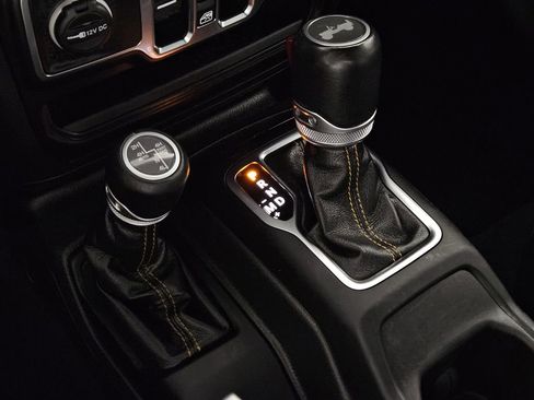 Used 2023 Jeep Wrangler Unlimited Sahara AWD/4WD image 17