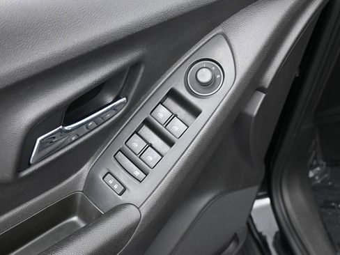 Used 2020 Chevrolet Trax LS image 17