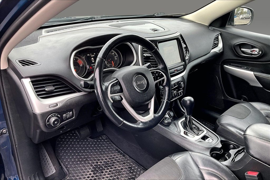 Used 2018 Jeep Cherokee Latitude Plus w/ Cold Weather Group AWD/4WD image 7
