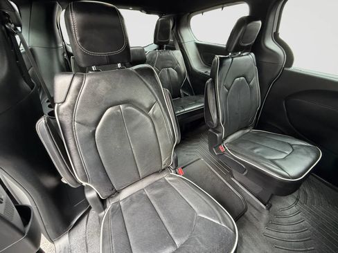 Used 2019 Chrysler Pacifica Limited w/ Advanced Safetytec Group FWD image 19