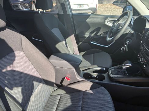 Used 2025 Kia Soul LX w/ LX Technology Package FWD image 31