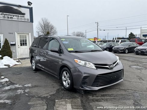 Used 2018 Toyota Sienna LE image 3