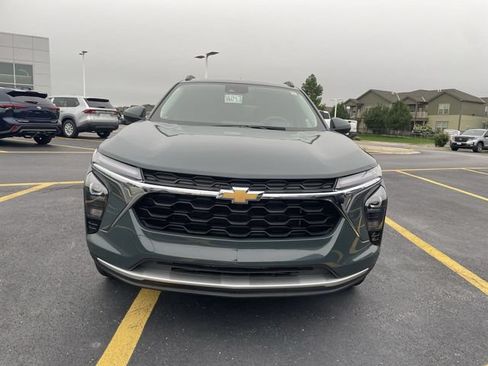 Used 2025 Chevrolet Trax LT FWD image 11