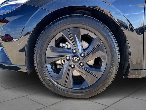 Used 2023 Hyundai Elantra SEL w/ Preferred Accessory Package image 10