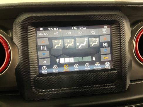 Used 2018 Jeep Wrangler Unlimited Sahara image 21