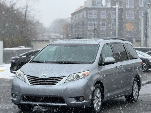 Used 2015 Toyota Sienna XLE image 3