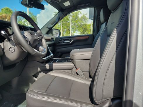 Used 2025 GMC Yukon XL Denali image 11