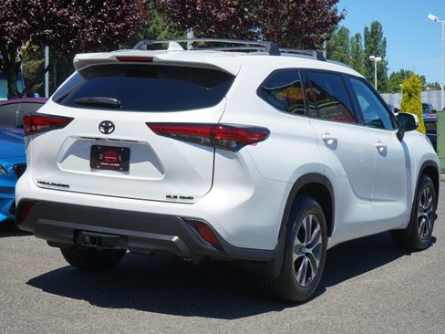 Used 2022 Toyota Highlander XLE AWD/4WD image 5