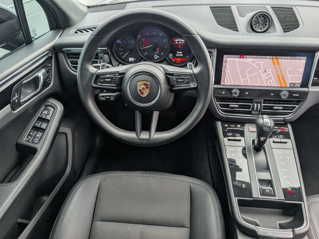 Certified 2025 Porsche Macan AWD/4WD image 19