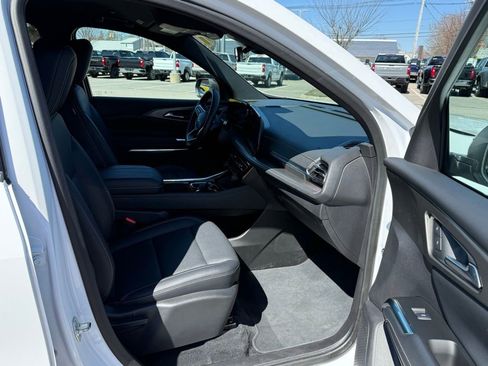 Used 2025 Chevrolet Traverse LT image 17