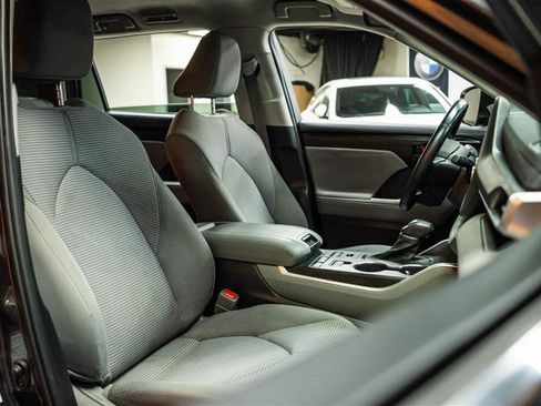 Used 2021 Toyota Highlander LE image 16