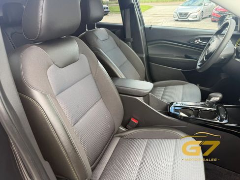Used 2025 Chevrolet Trax LT FWD image 10