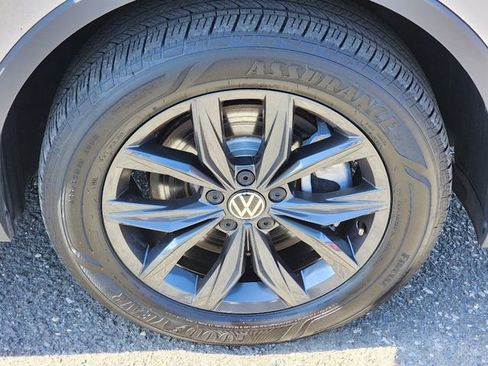Used 2024 Volkswagen Tiguan SE image 9