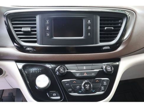Used 2017 Chrysler Pacifica Touring FWD image 16