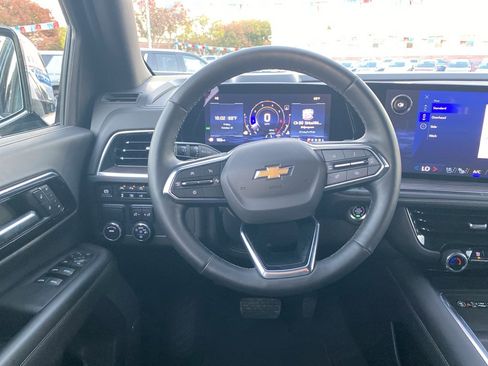 Used 2025 Chevrolet Suburban Premier image 4