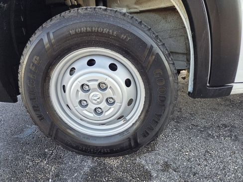 Used 2025 RAM ProMaster 2500 w/ Convenience Group FWD image 10