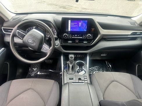 Used 2023 Toyota Highlander L FWD image 19