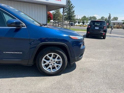 Used 2018 Jeep Cherokee Latitude AWD/4WD image 17