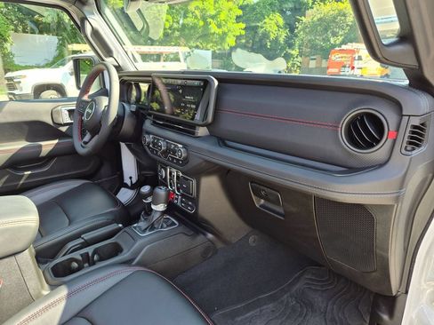 Used 2024 Jeep Wrangler Unlimited Rubicon w/ Technology Group AWD/4WD image 28