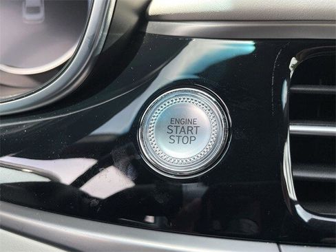 Used 2025 Genesis G70 2.5T image 33