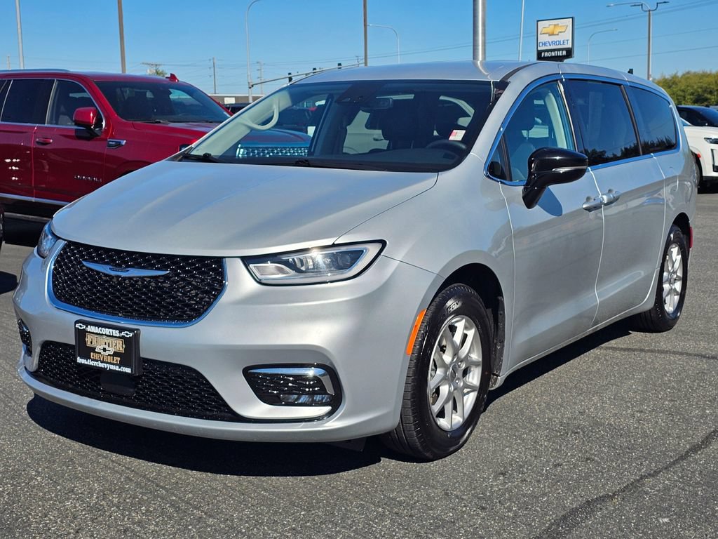Used 2024 Chrysler Pacifica Touring-L FWD image 7