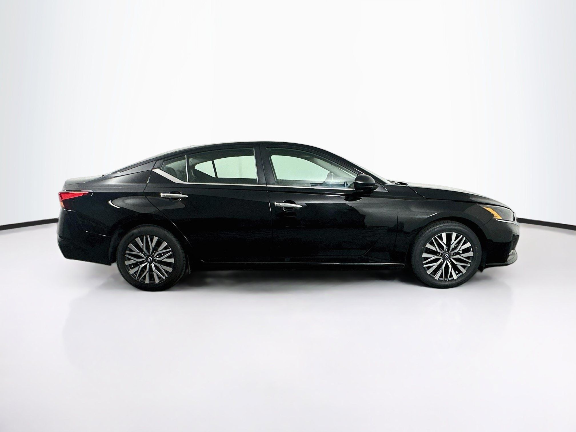 Used 2025 Nissan Altima 2.5 SV FWD image 10
