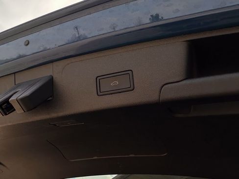 Used 2025 Volkswagen Atlas Cross Sport SE image 27