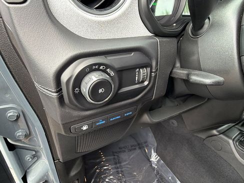 Used 2025 Jeep Wrangler Unlimited Sahara AWD/4WD image 25