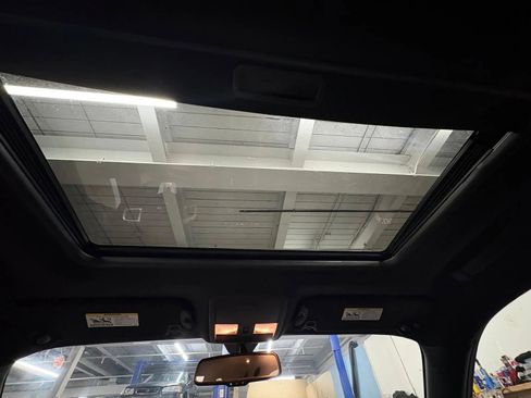 Used 2011 Dodge Challenger R/T image 11